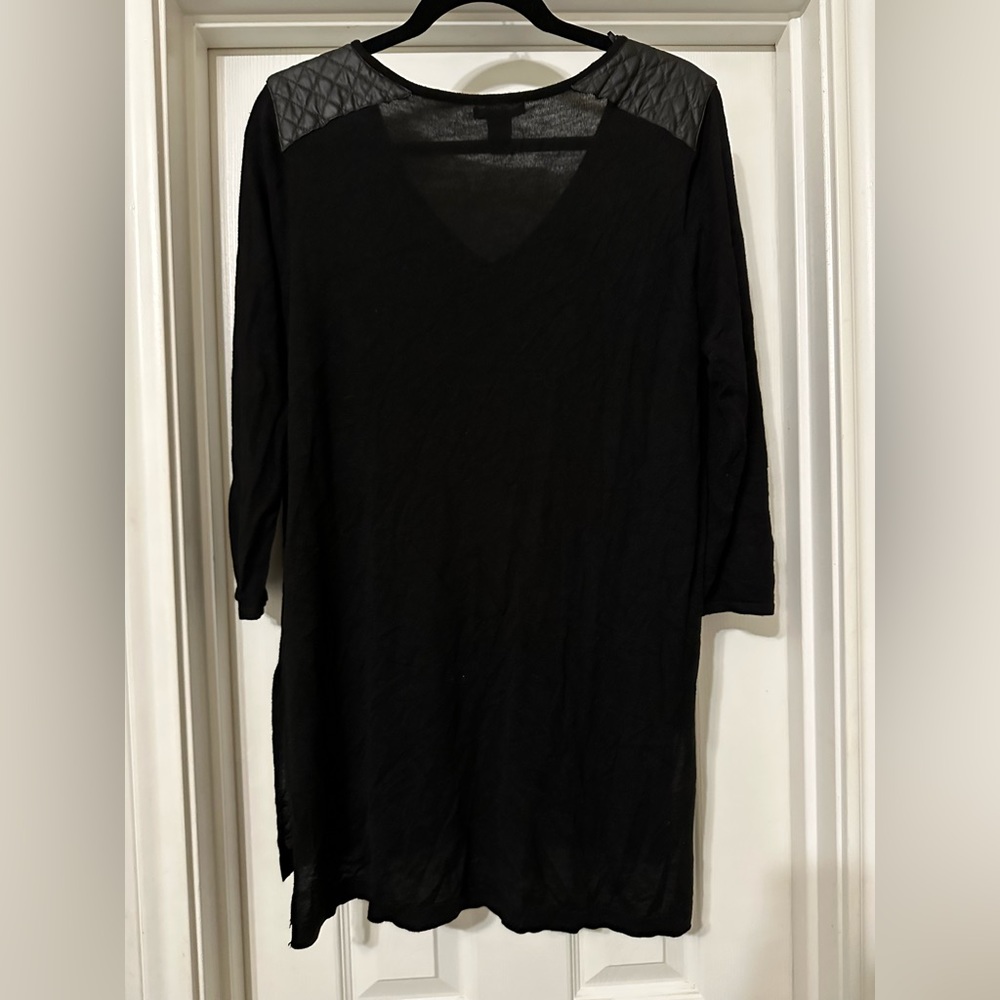 Black lightweight sweater tunic with faux leather shoulder patches size large